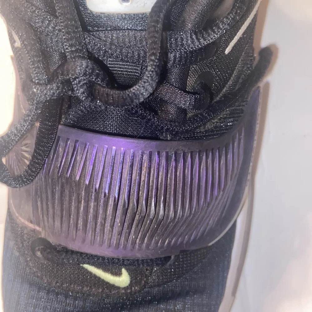 Nike Freak 3 sneakers size 6Y